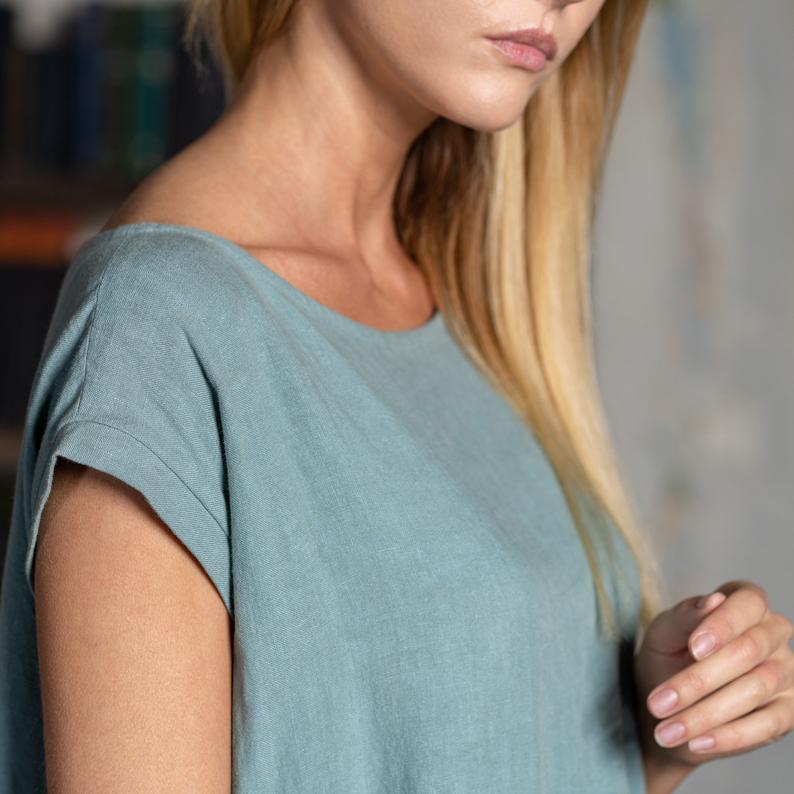 Damernas Luftigt Linne-Midiklänning med Taperad Snitt och Voluminös Kant Mirla-Eva Jonsson