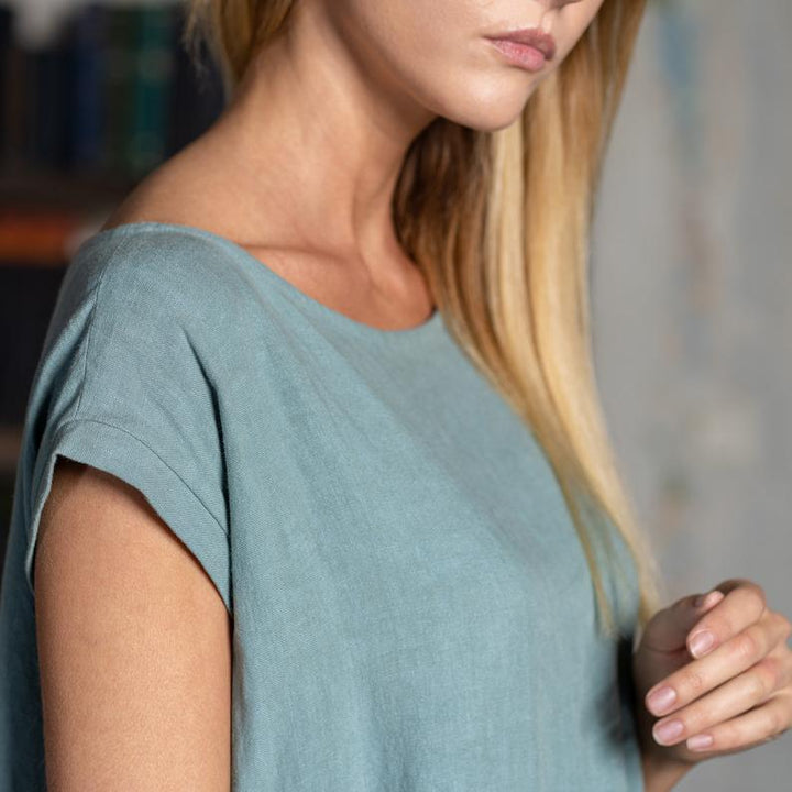 Damernas Luftigt Linne-Midiklänning med Taperad Snitt och Voluminös Kant Mirla-Eva Jonsson
