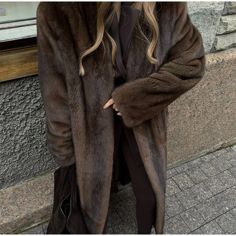 Damernas Lyxig Konstpälsrock med bred passform och eleganta detaljer Mirla-Eva Jonsson