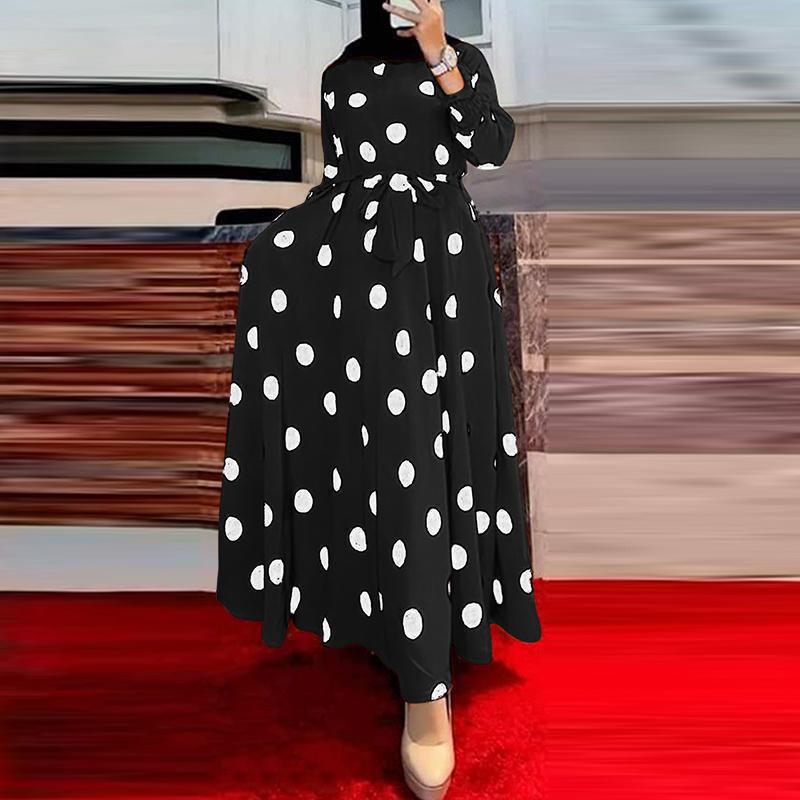 Damernas Maxi-klänning med asymmetrisk fåll och elegant prickmönster Mirla-Eva Jonsson
