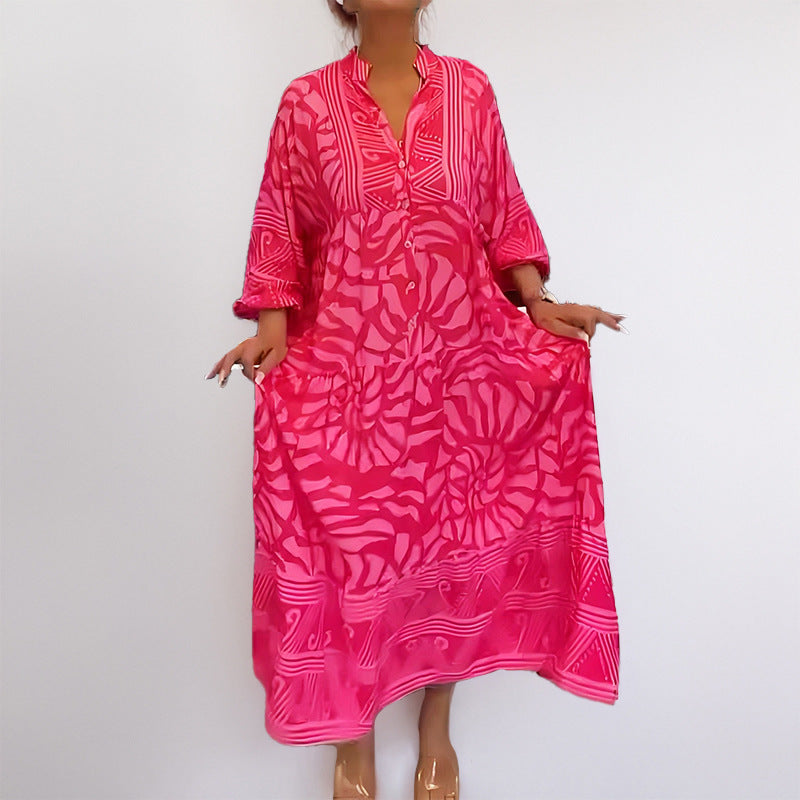 Damernas Maxiklänning med Modern Grafisk Design och Elegant V-Hals Mirla-Eva Jonsson