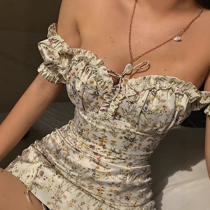 Damernas Maxiklänning med blommig tryck och elegant volangdetalj Mirla-Eva Jonsson