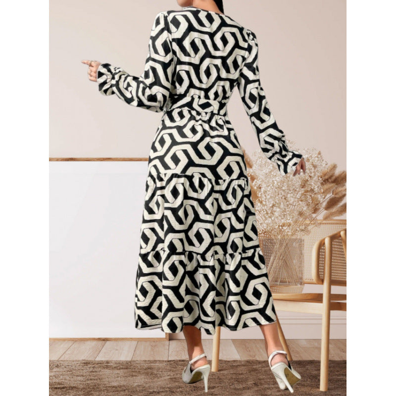 Damernas Maxiklänning med modern geometrisk tryck och midjeanpassad design Mirla-Eva Jonsson