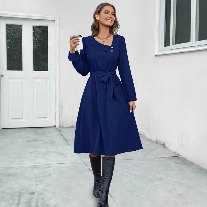 Damernas Midikjol med figursydd design och eleganta knappdetaljer Mirla-Eva Jonsson