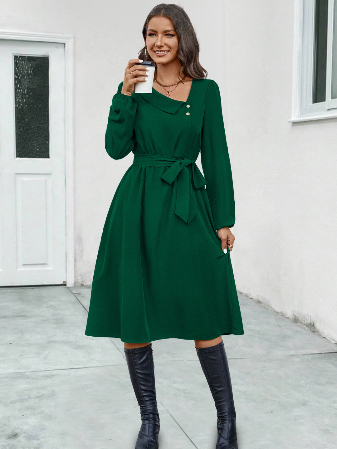 Damernas Midikjol med figursydd design och eleganta knappdetaljer Mirla-Eva Jonsson