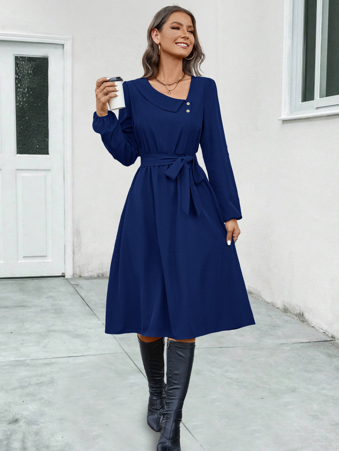 Damernas Midikjol med figursydd design och eleganta knappdetaljer Mirla-Eva Jonsson