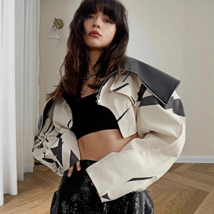 Damernas Mode Cropped Jacka med geometrisk design och konstläderdetaljer Mirla-Eva Jonsson