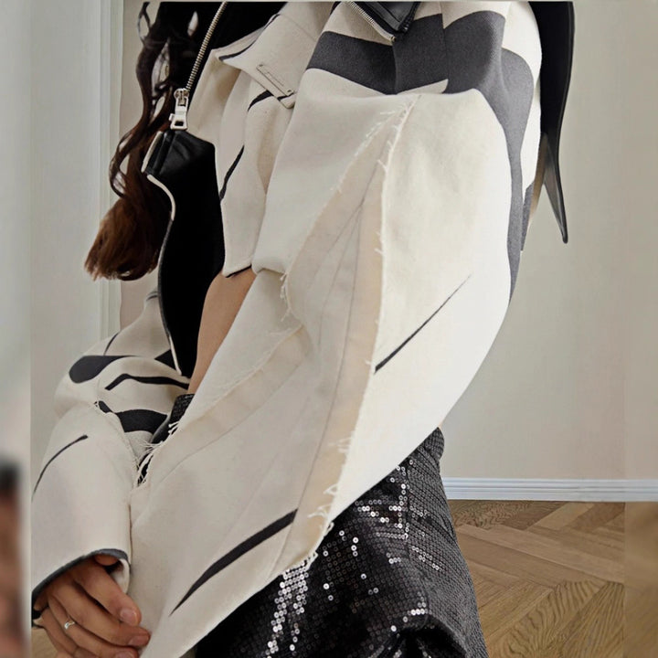 Damernas Mode Cropped Jacka med geometrisk design och konstläderdetaljer Mirla-Eva Jonsson