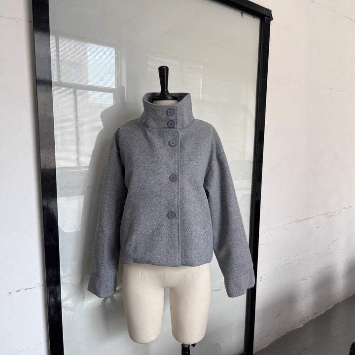 Damernas Mode Oversized Jacka med Högt Knäppt Krage och Knappdetaljer Mirla-Eva Jonsson