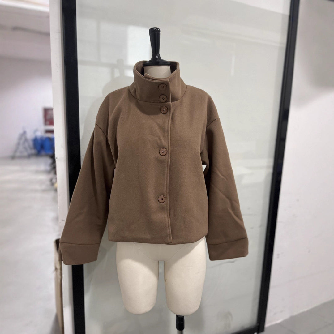 Damernas Mode Oversized Jacka med Högt Knäppt Krage och Knappdetaljer Mirla-Eva Jonsson