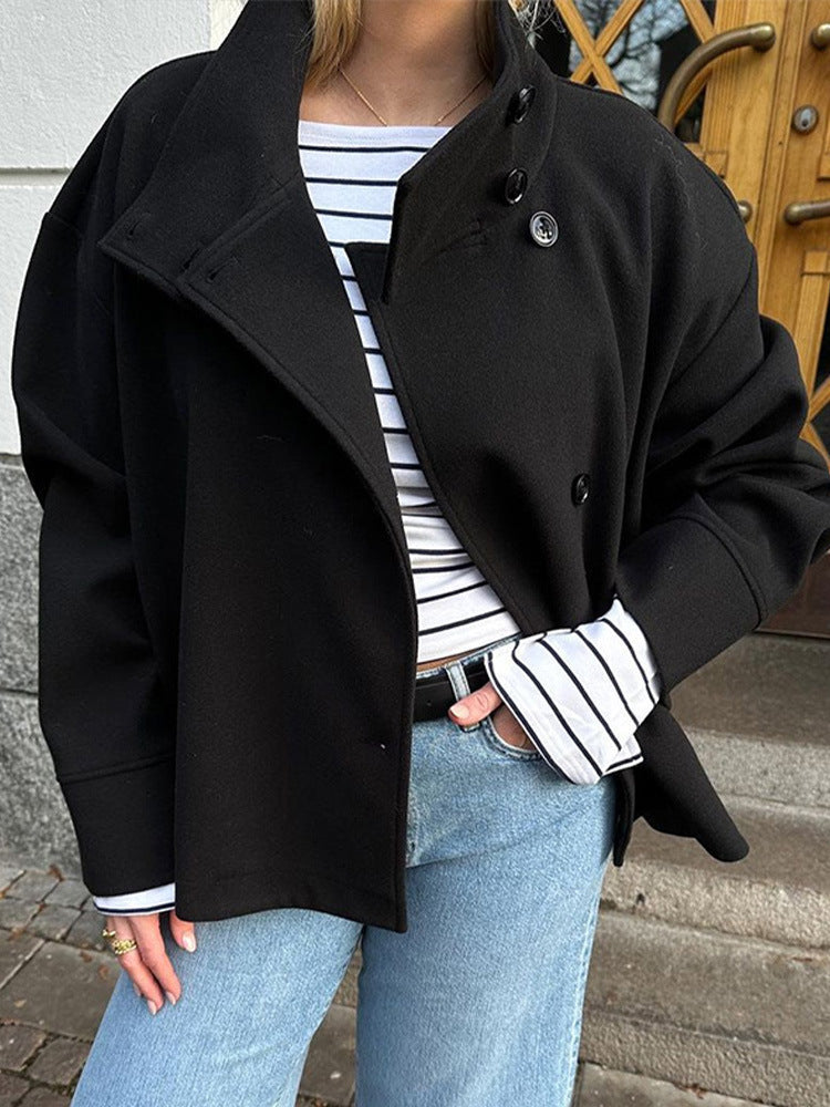 Damernas Mode Oversized Jacka med Högt Knäppt Krage och Knappdetaljer Mirla-Eva Jonsson