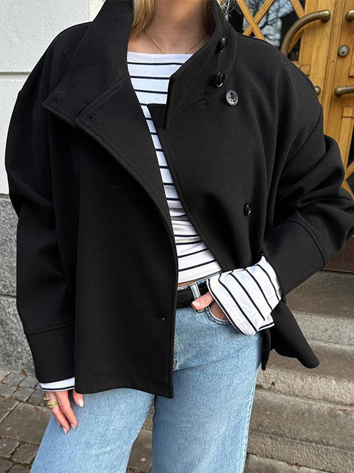 Damernas Mode Oversized Jacka med Högt Knäppt Krage och Knappdetaljer Mirla-Eva Jonsson