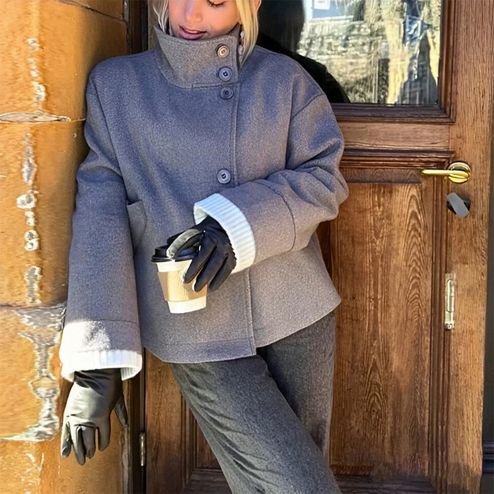 Damernas Mode Oversized Jacka med Högt Knäppt Krage och Knappdetaljer Mirla-Eva Jonsson
