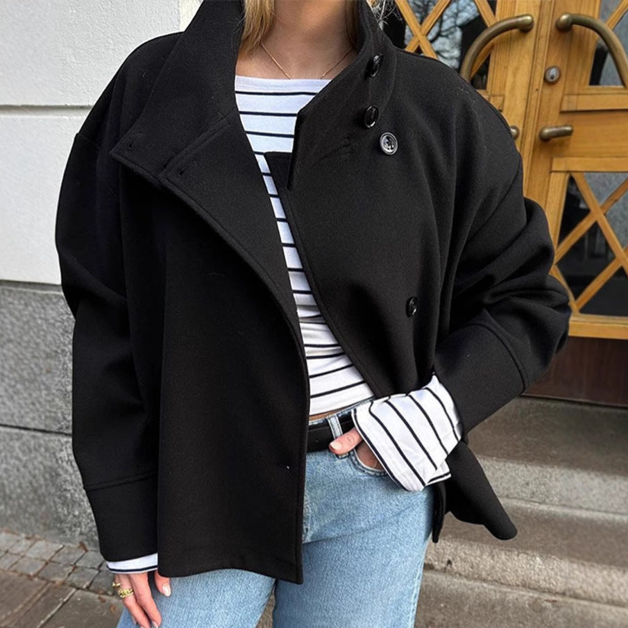 Damernas Mode Oversized Jacka med Högt Knäppt Krage och Knappdetaljer Mirla-Eva Jonsson