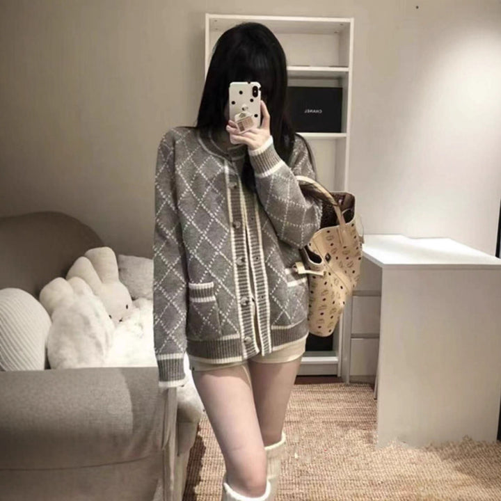 Damernas Mode Stickad Cardigan med Elegant Rombmönsterstruktur och Gyllene Knappar Mirla-Eva Jonsson