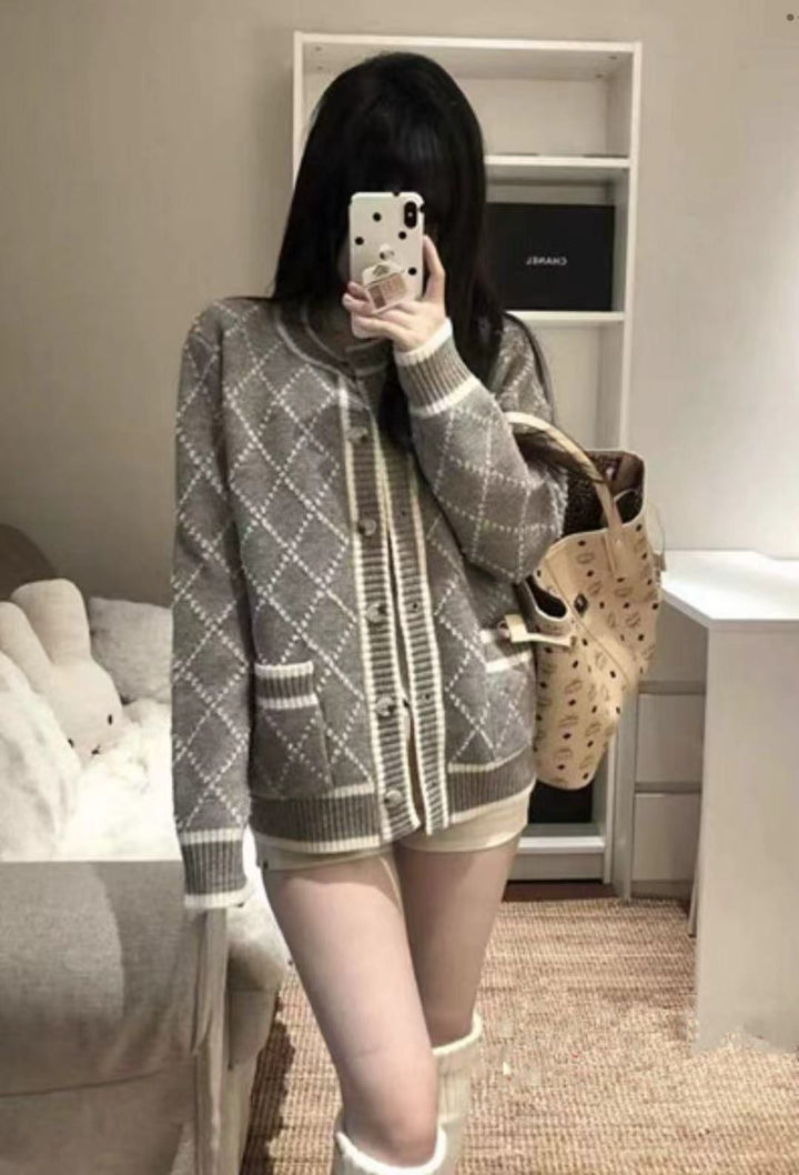 Damernas Mode Stickad Cardigan med Elegant Rombmönsterstruktur och Gyllene Knappar Mirla-Eva Jonsson