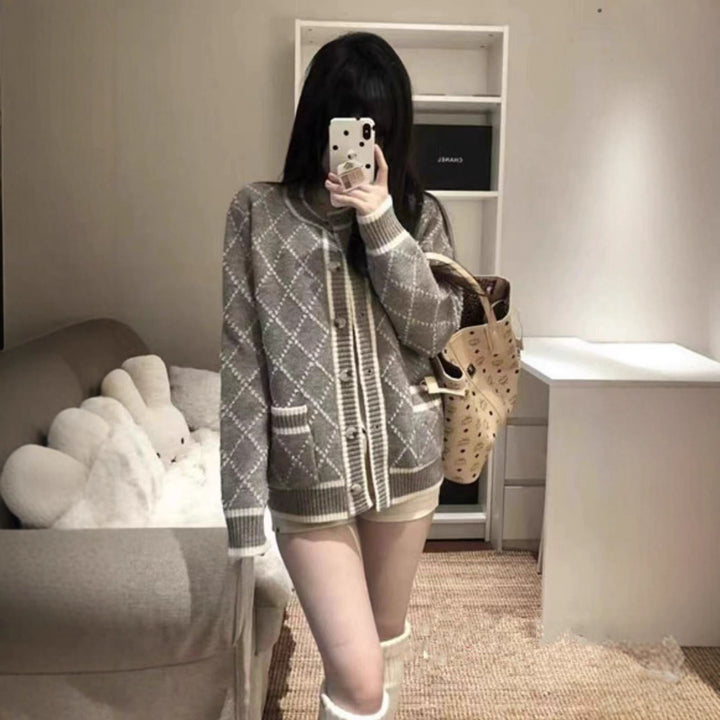 Damernas Mode Stickad Cardigan med Elegant Rombmönsterstruktur och Gyllene Knappar Mirla-Eva Jonsson