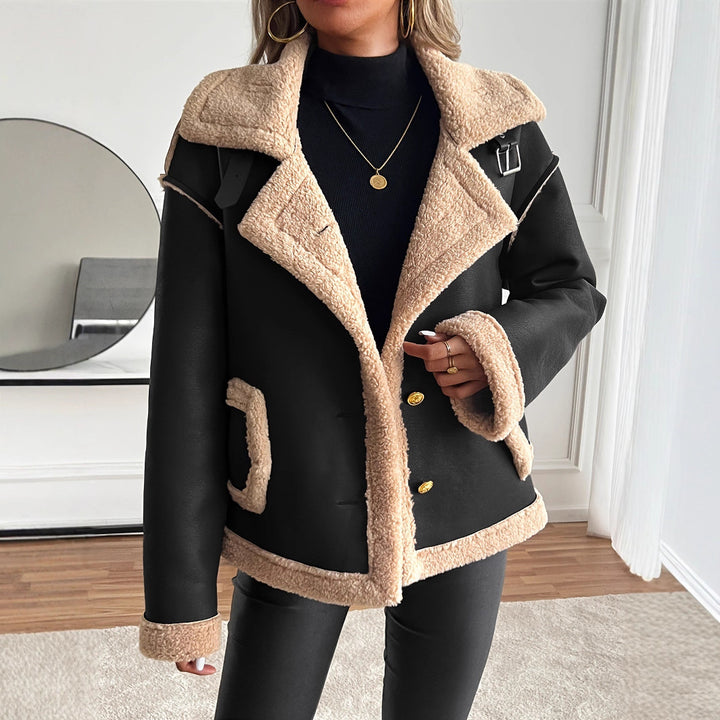 Damernas Modejacka med högkvalitativt teddypälsfoder och eleganta knappdetaljer Mirla-Eva Jonsson