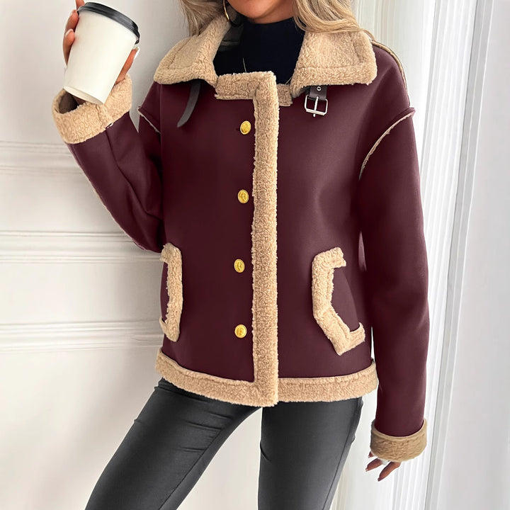 Damernas Modejacka med högkvalitativt teddypälsfoder och eleganta knappdetaljer Mirla-Eva Jonsson