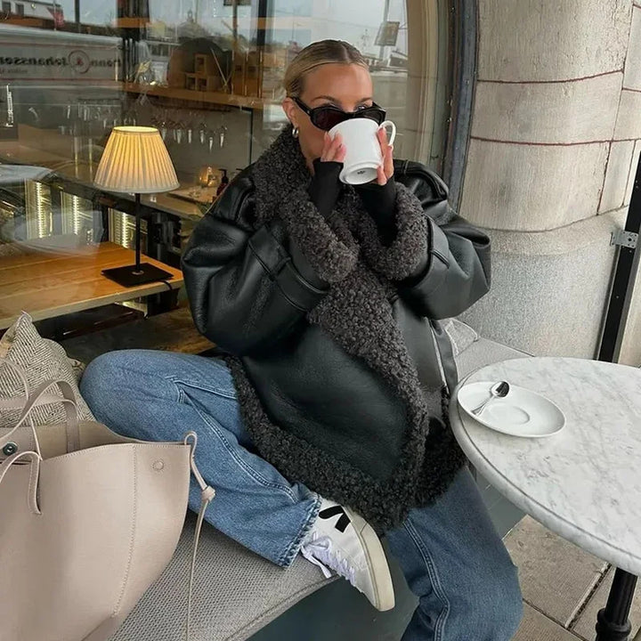 Damernas Moderiktig konstläderjacka med mysig fuskpälskrage och figursydd midja Eva Jonsson-Eva Jonsson
