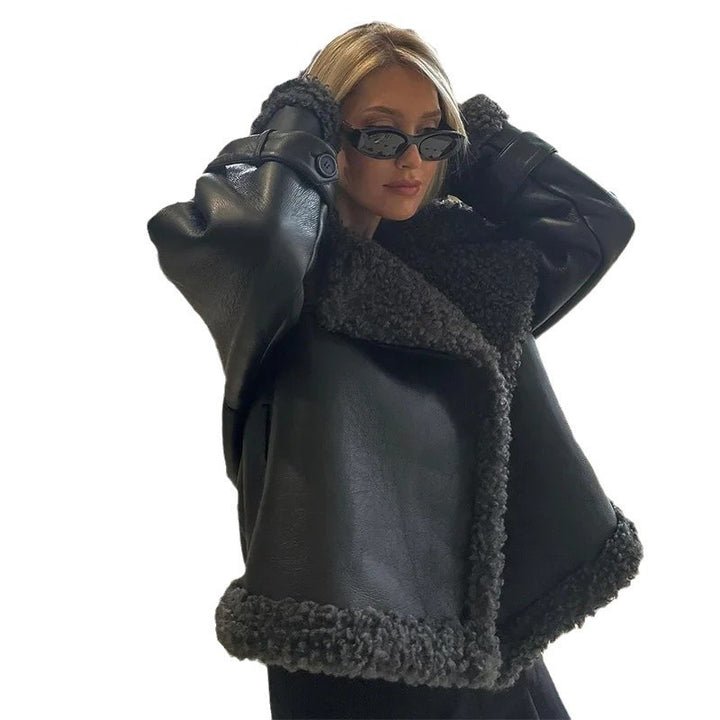 Damernas Moderiktig konstläderjacka med mysig fuskpälskrage och figursydd midja Eva Jonsson-Eva Jonsson