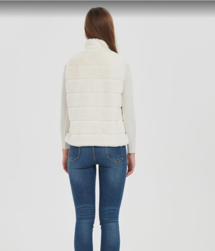 Damernas Moderiktig quiltad vest med hög krage och praktiska fickor Mirla-Eva Jonsson