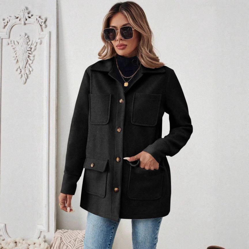 Damernas Moderiktiga Jacka med praktiska Fickor och eleganta Knappdetaljer Mirla-Eva Jonsson