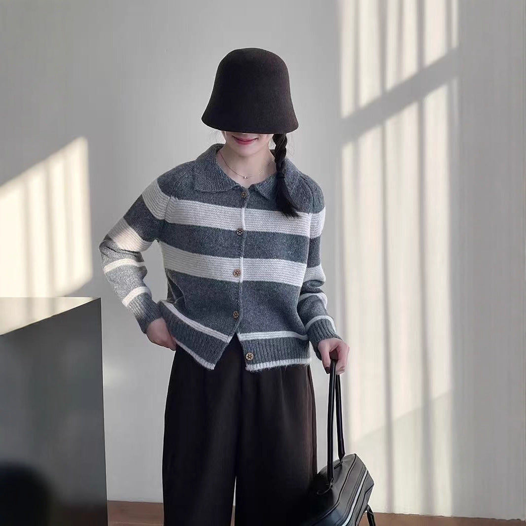 Damernas Moderiktiga Stickad Cardigan med Eleganta Ränder och Trähorn Mirla-Eva Jonsson
