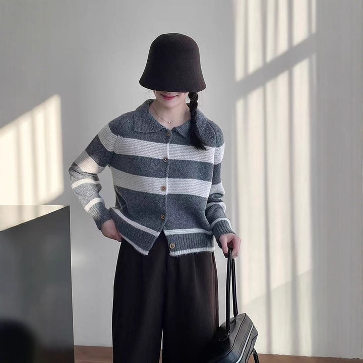 Damernas Moderiktiga Stickad Cardigan med Eleganta Ränder och Trähorn Mirla-Eva Jonsson