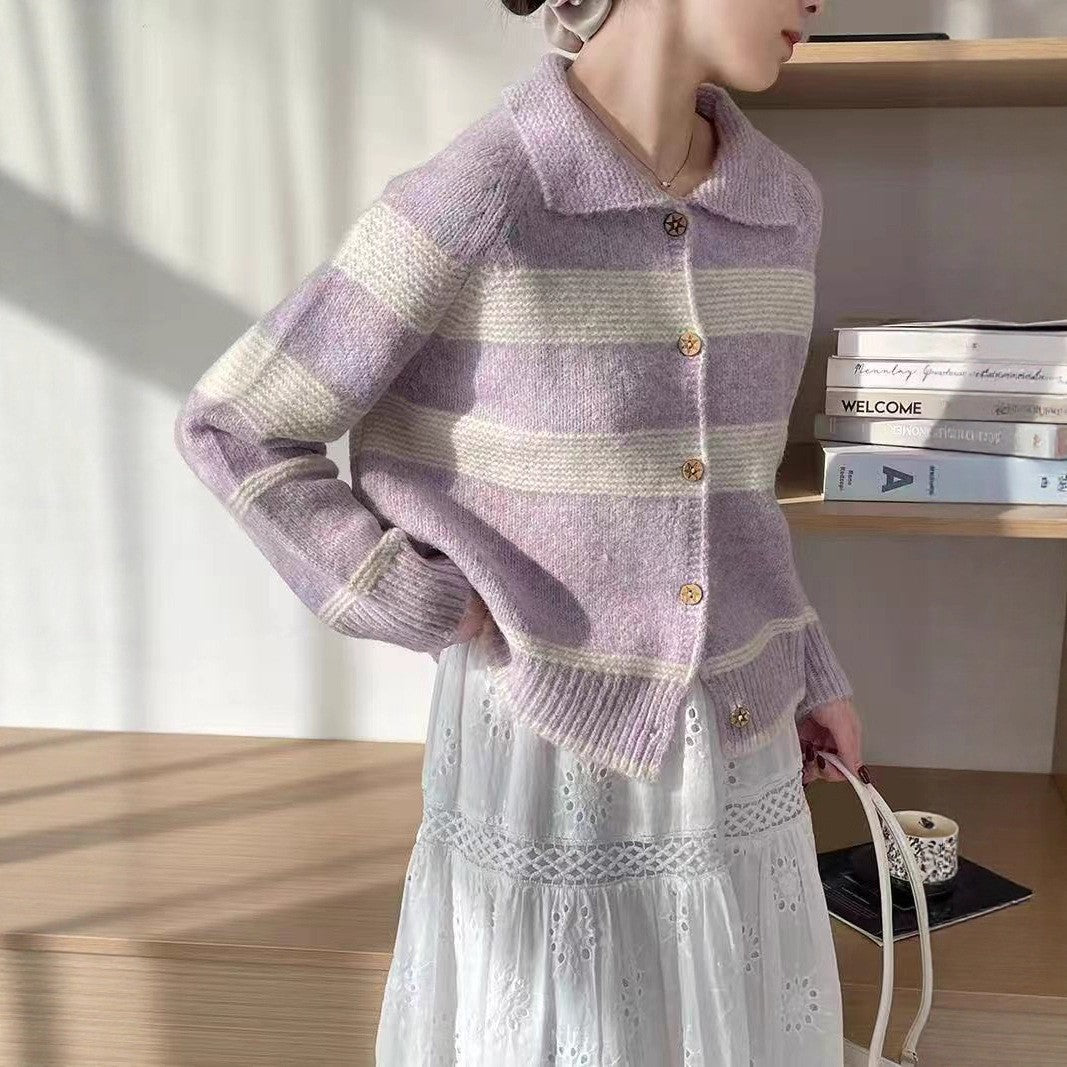 Damernas Moderiktiga Stickad Cardigan med Eleganta Ränder och Trähorn Mirla-Eva Jonsson