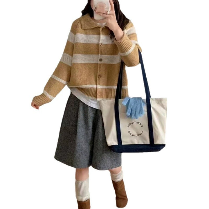 Damernas Moderiktiga Stickad Cardigan med Eleganta Ränder och Trähorn Mirla-Eva Jonsson