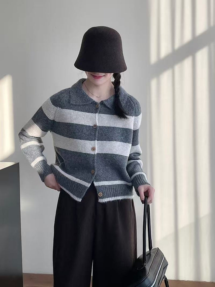 Damernas Moderiktiga Stickad Cardigan med Eleganta Ränder och Trähorn Mirla-Eva Jonsson