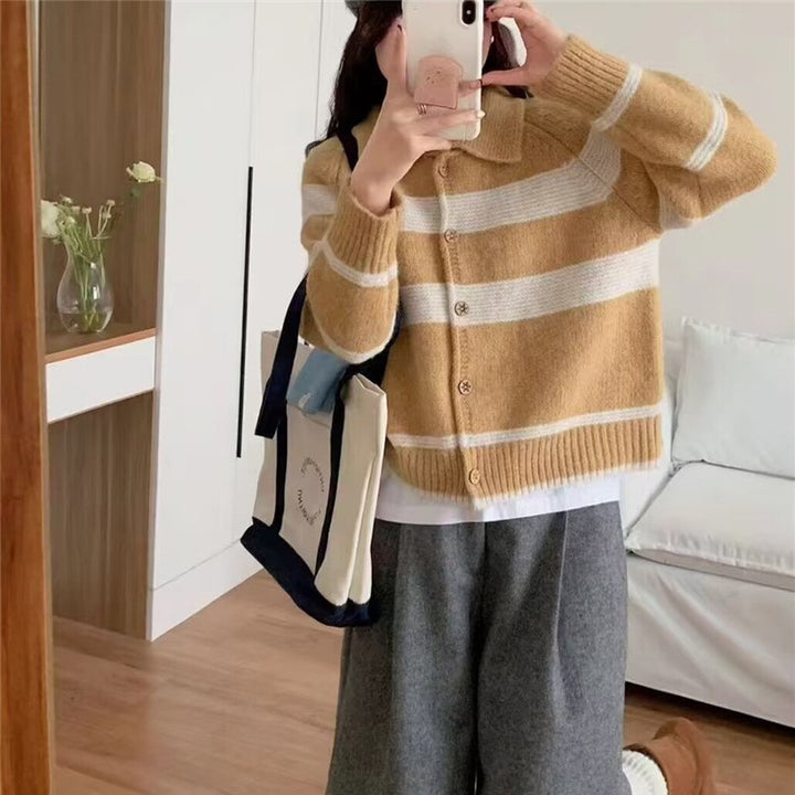 Damernas Moderiktiga Stickad Cardigan med Eleganta Ränder och Trähorn Mirla-Eva Jonsson