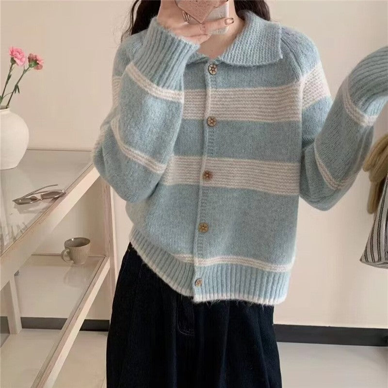 Damernas Moderiktiga Stickad Cardigan med Eleganta Ränder och Trähorn Mirla-Eva Jonsson