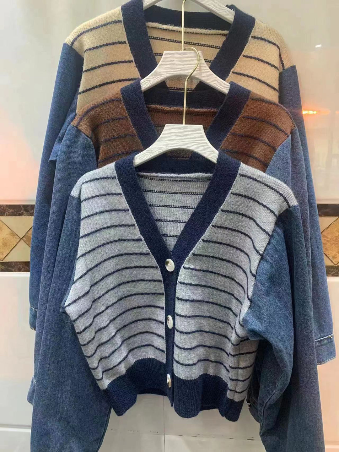 Damernas Moderiktiga Stickad Jacka med Moderna Randig Design och Raglanärmar Mirla-Eva Jonsson