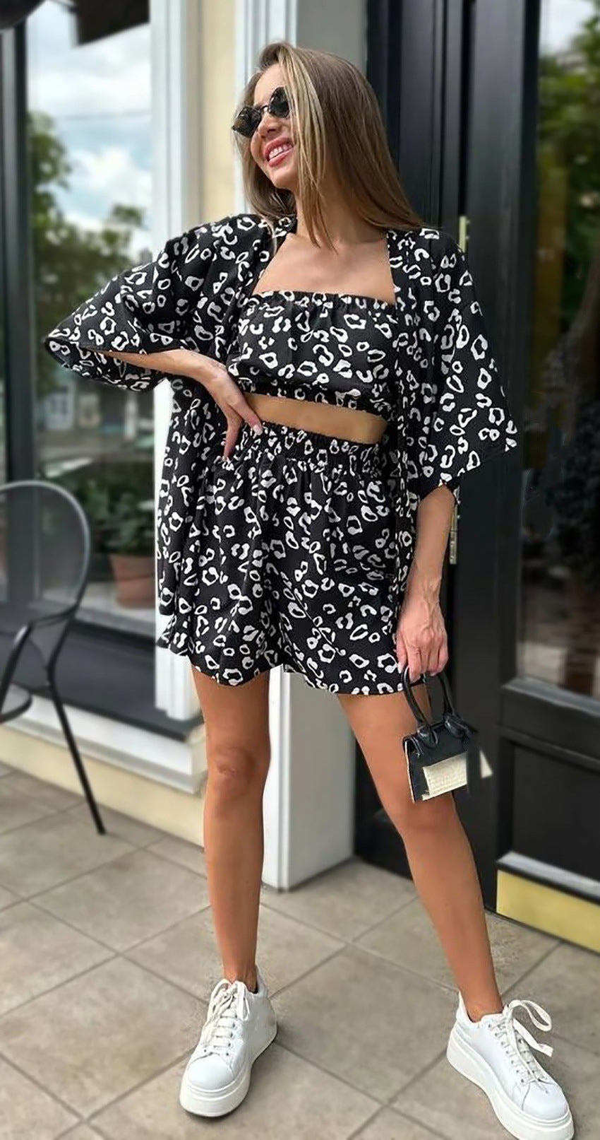 Damernas Modet Set av cropped topp och lösa shorts med djurmönster Mirla-Eva Jonsson