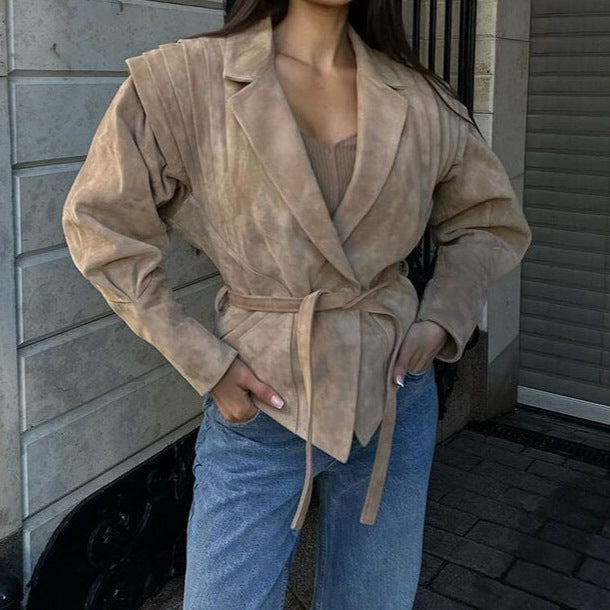 Damernas Modig mockajacka med draperad design och midjebälte Mirla-Eva Jonsson