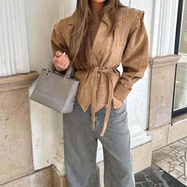 Damernas Modig mockajacka med draperad design och midjebälte Mirla-Eva Jonsson