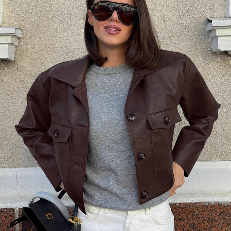 Damernas Modiska Konstläderjacka med cropped snitt och funktionella fickor Mirla-Eva Jonsson