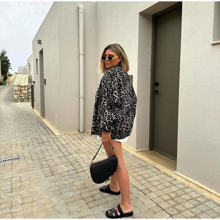 Damernas Modiska Steppjacka i modernt Leopardsmönster Mirla-Eva Jonsson