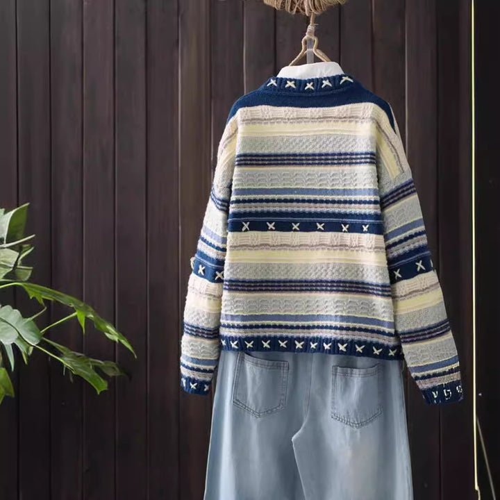 Damernas Mönstrad Stickad Cardigan med Dekorativa Knappar och Djupa Fickor Mirla-Eva Jonsson