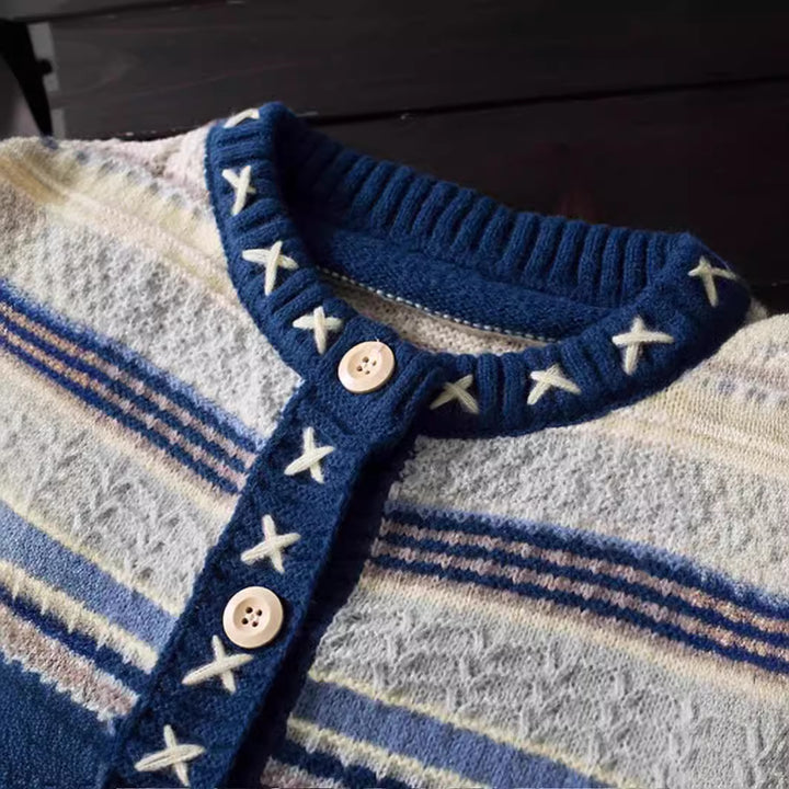 Damernas Mönstrad Stickad Cardigan med Dekorativa Knappar och Djupa Fickor Mirla-Eva Jonsson