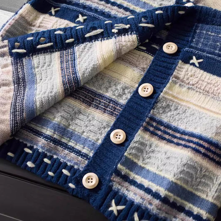 Damernas Mönstrad Stickad Cardigan med Dekorativa Knappar och Djupa Fickor Mirla-Eva Jonsson