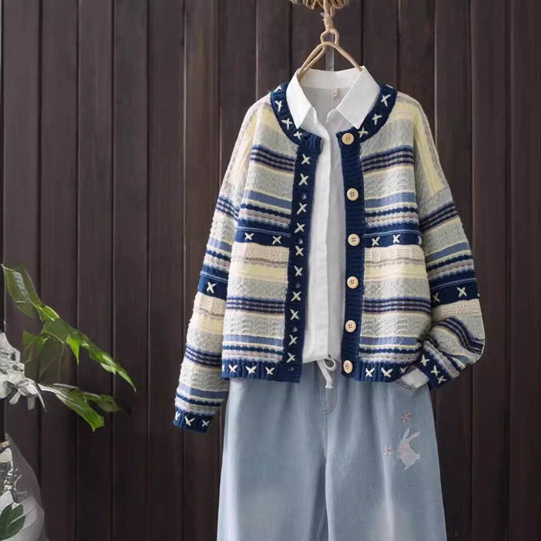 Damernas Mönstrad Stickad Cardigan med Dekorativa Knappar och Djupa Fickor Mirla-Eva Jonsson