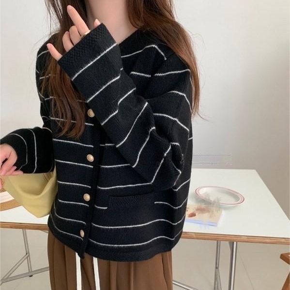 Damernas Mysig Cardigan med Fina Ränder och Praktiska Fickor Mirla-Eva Jonsson