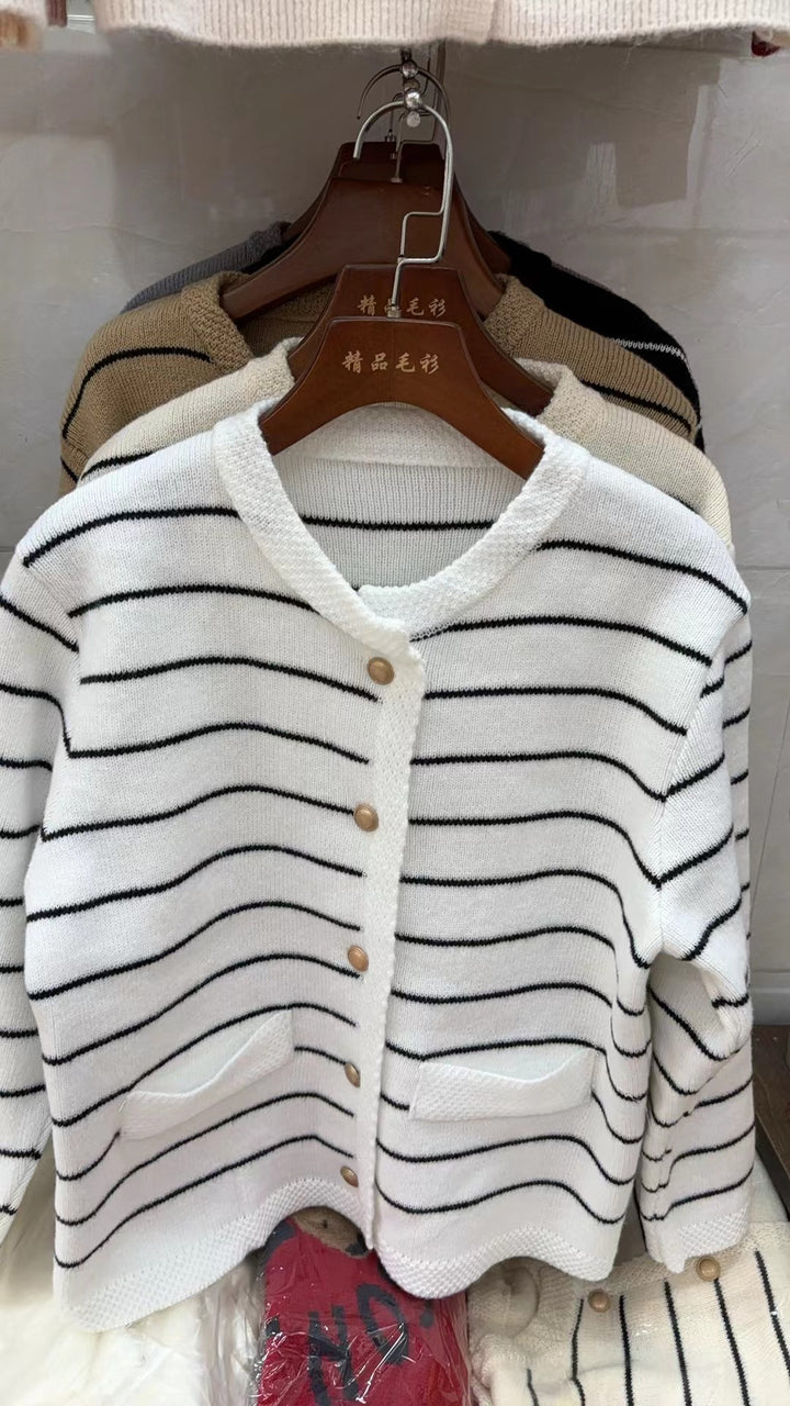 Damernas Mysig Cardigan med Fina Ränder och Praktiska Fickor Mirla-Eva Jonsson