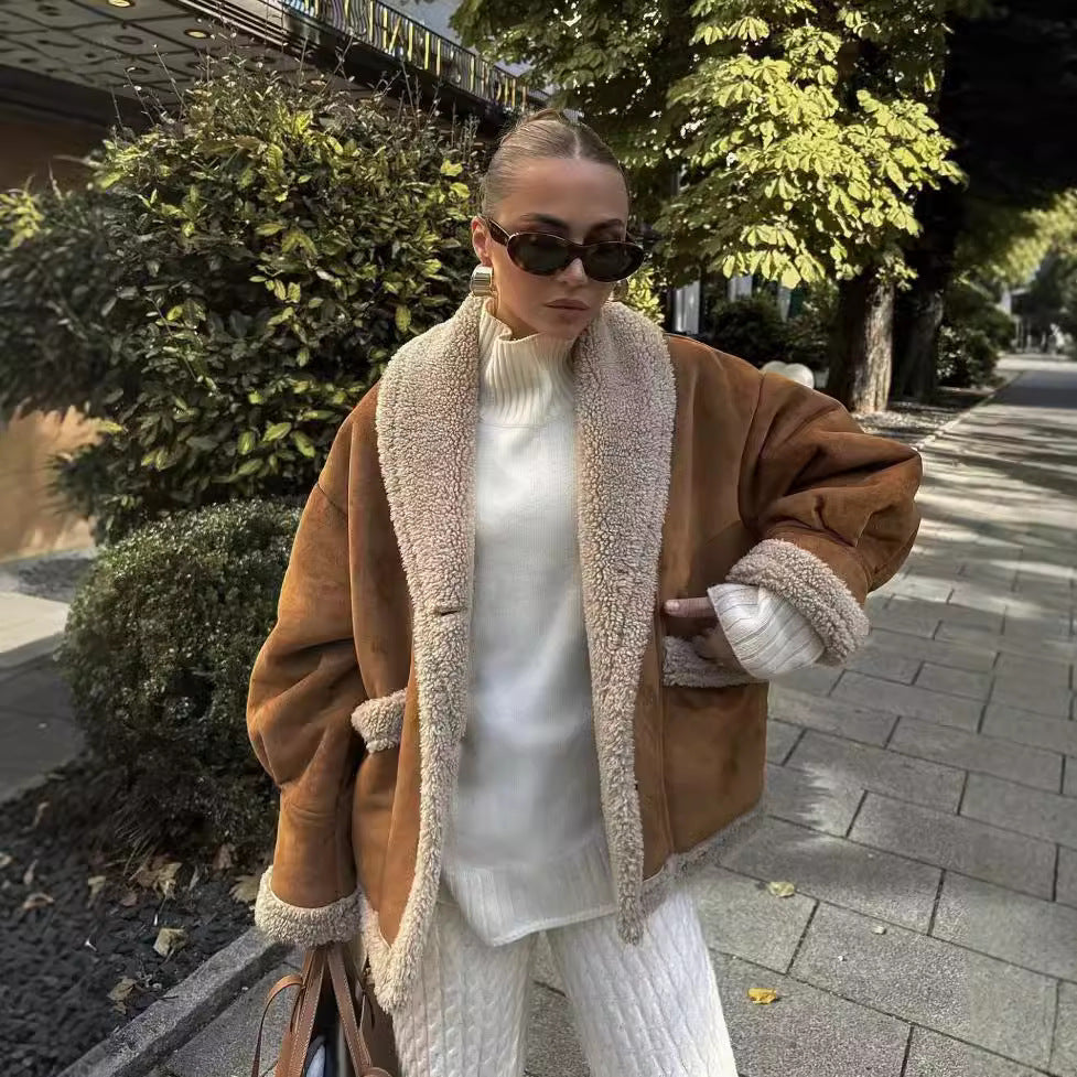 Damernas Mysig Teddyjacka med vid passform och eleganta knapppdetaljer Mirla-Eva Jonsson