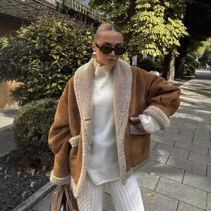 Damernas Mysig Teddyjacka med vid passform och eleganta knapppdetaljer Mirla-Eva Jonsson