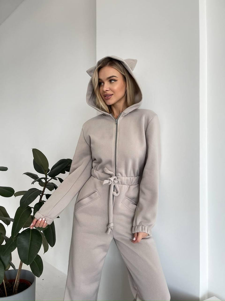 Damernas Mysiga Jumpsuit med Kängurufickor och Djurtassar Mirla-Eva Jonsson
