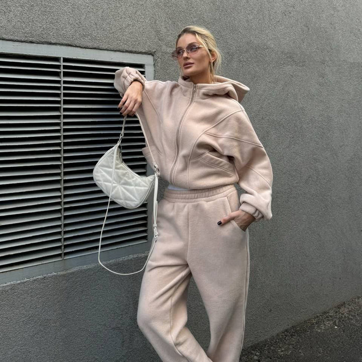 Damernas Mysigt Fritidsoutfit med Hoodie och Bekväma Joggingbyxor Mirla-Eva Jonsson
